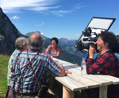 Erfahrene TV-Producer on location.